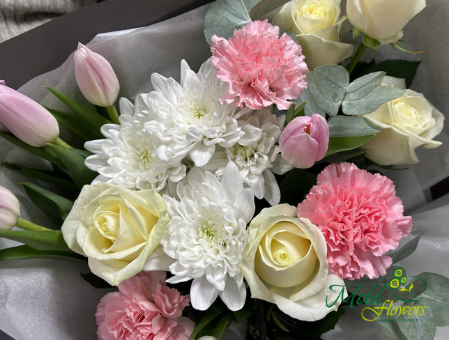 Букет из розовых и белых роз, зеленого гиперикума и розовых тюльпанов фото